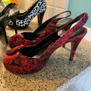 White house black market size 7 high heels.